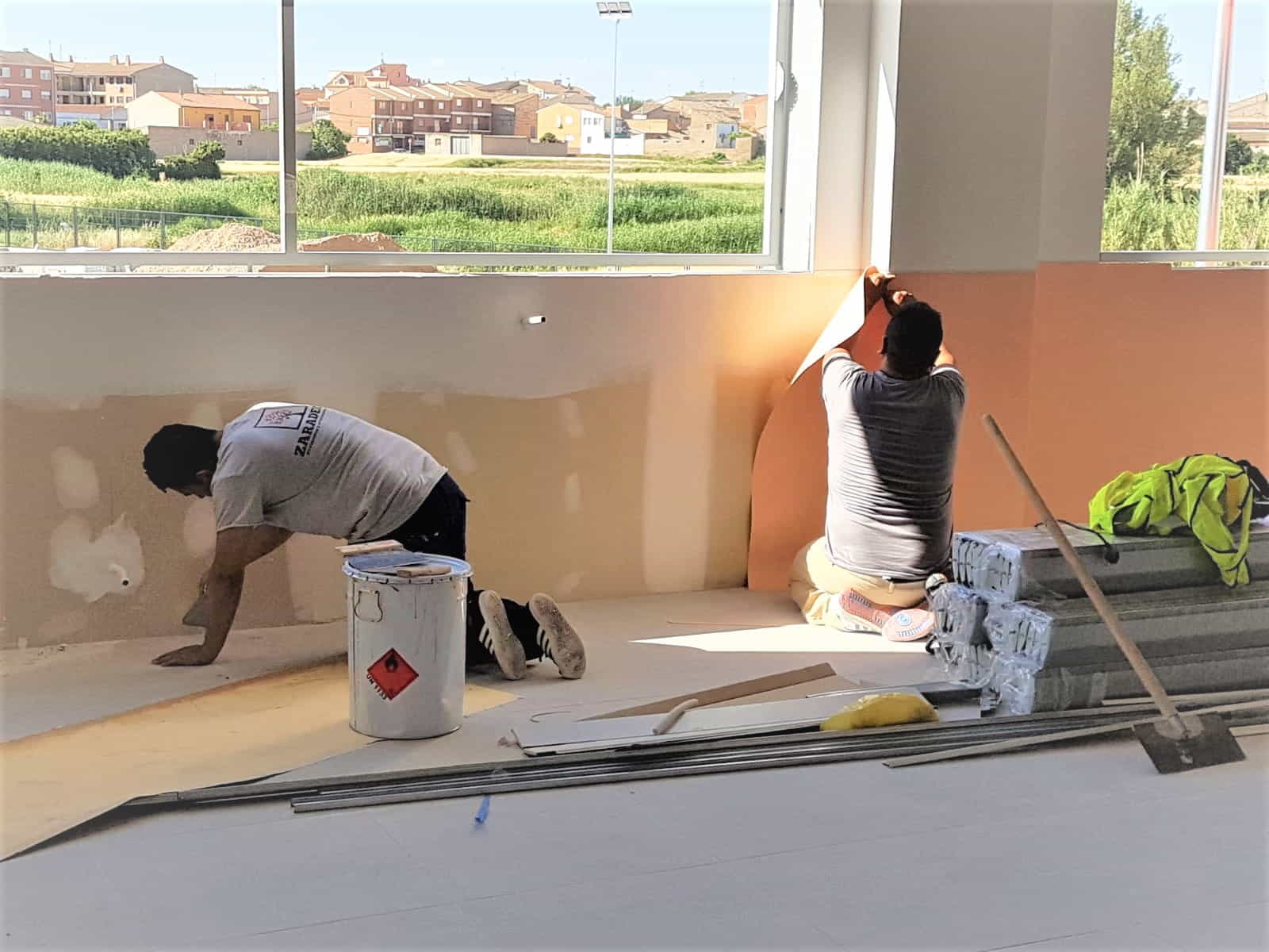 Pavimento homogeneo y revestimiento vinílico de PVC en Ceip Pedrola