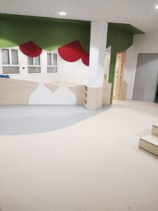 Instalación de pavimento Modul Up 19 dB en el Colegio Rosa Mola