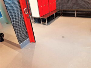 Suelo antideslizante en pabellón polideportivo en Pedrola en vestuarios