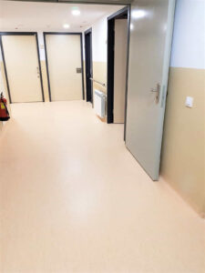 Pavimento técnico de pvc y placas de policarbonato como revestimiento