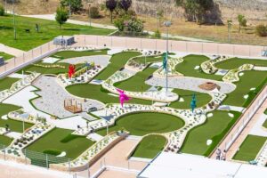 Jardín con césped artificial de alta gama y recuperación de pisada
