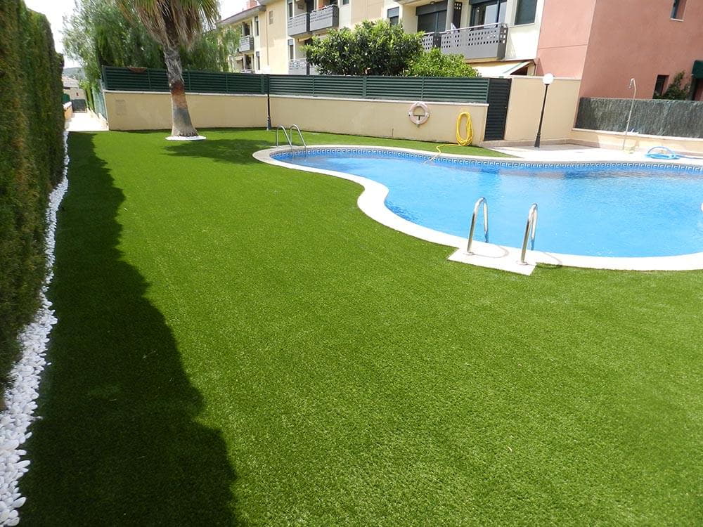 colocación de césped artificial en jardin