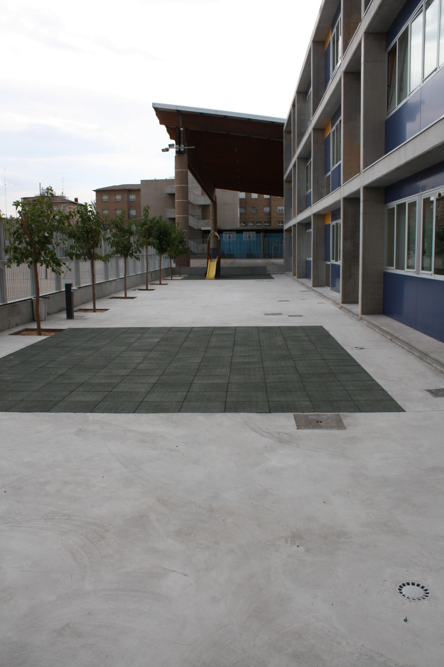 Colegio Marianistas de Zaragoza pavimento Linoleo