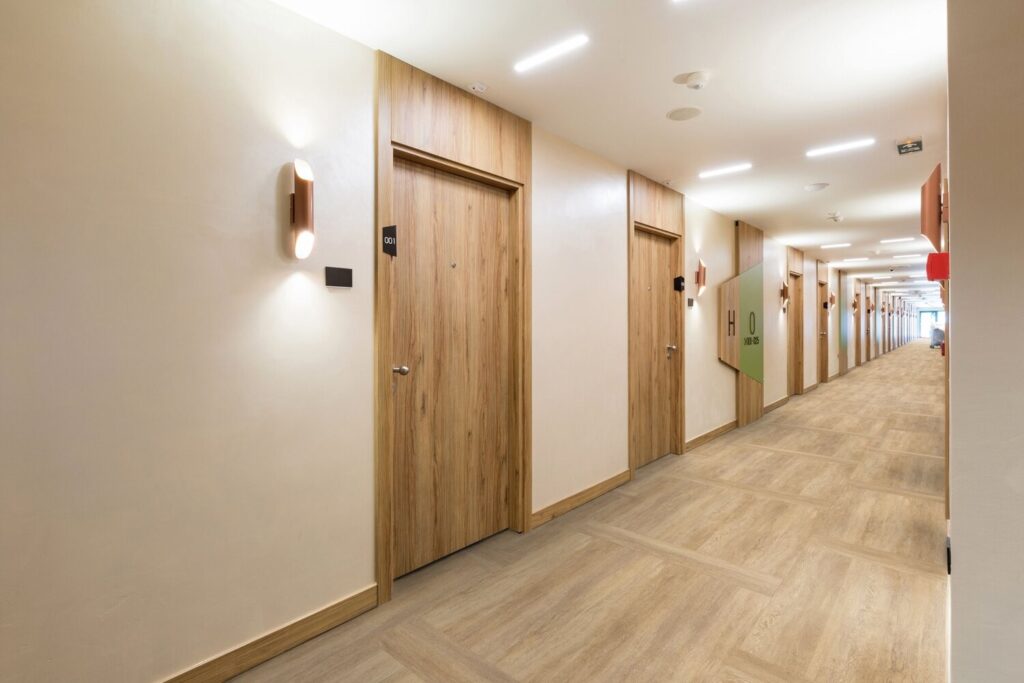 Suelo vinilico SPC click roble instalado en Zaragoza para oficinas, comercios, clinicas
